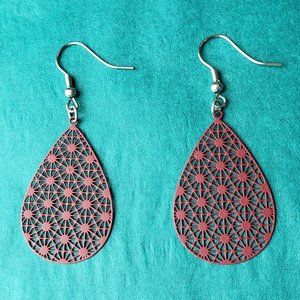 2/10$NWOT  stainless lace pattern teardrop red enamel earrings